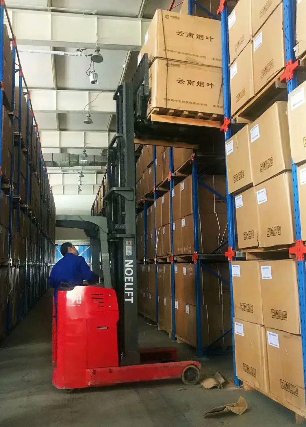 2000kg Electric Reach Forklift Truck with 4.5meters Three Stage Mast
