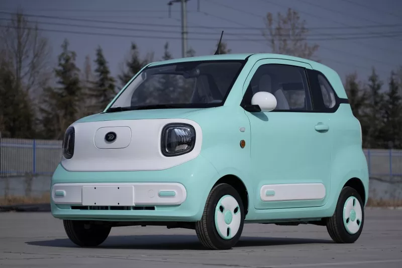 Can an Enclosed Mini Car for Elderly Climb Steep Driveways Without Overheating