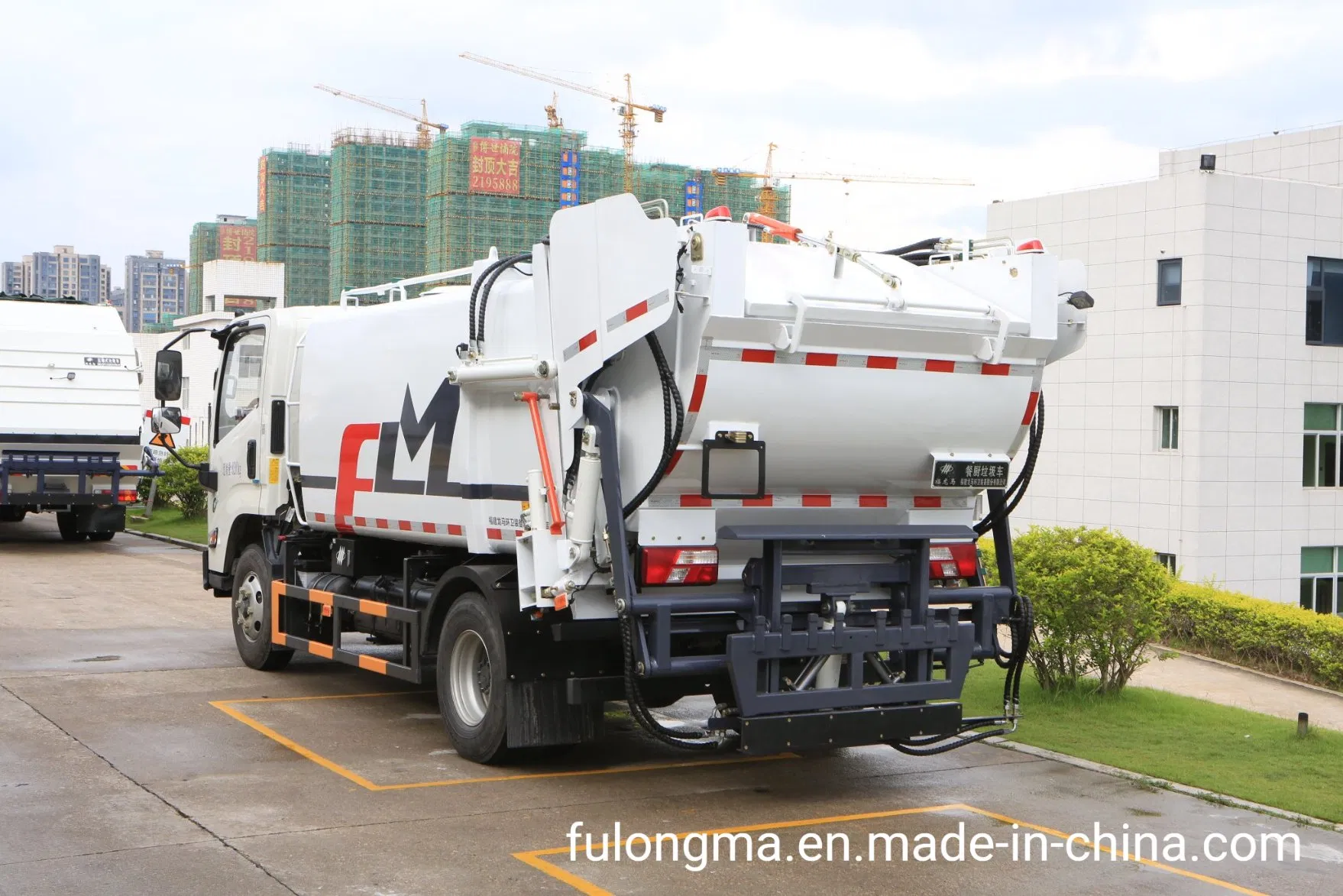 Fulongma Automated Rear Loader Arm 6500L Garbage Tank Truck