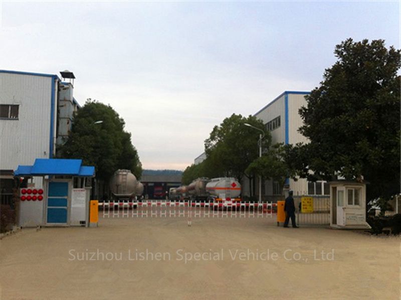 Tri-Axle 6 Tires 28000L Chemical Liquid Tank Semi Trailer